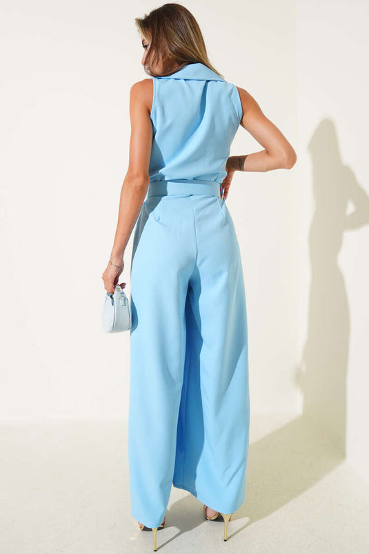 Combinaison bleue à ceinture et boutons dorés