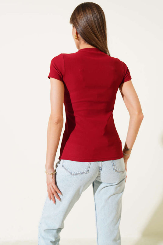 Chemisier bordeaux à manches courtes et boutons dorés