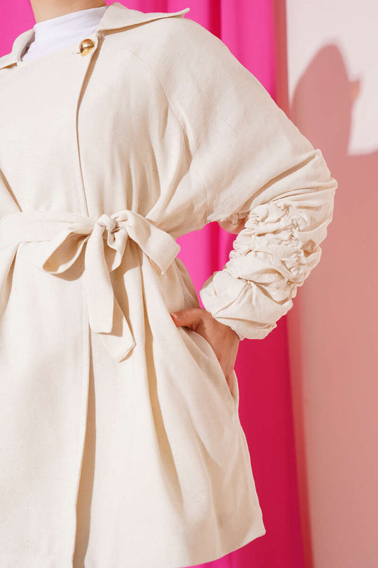 جاكيت بأكمام مجمعة وأزرار ذهبية اللون بيج