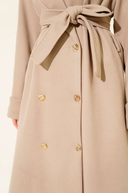 Manteau croisé en cachemire beige à boutons dorés