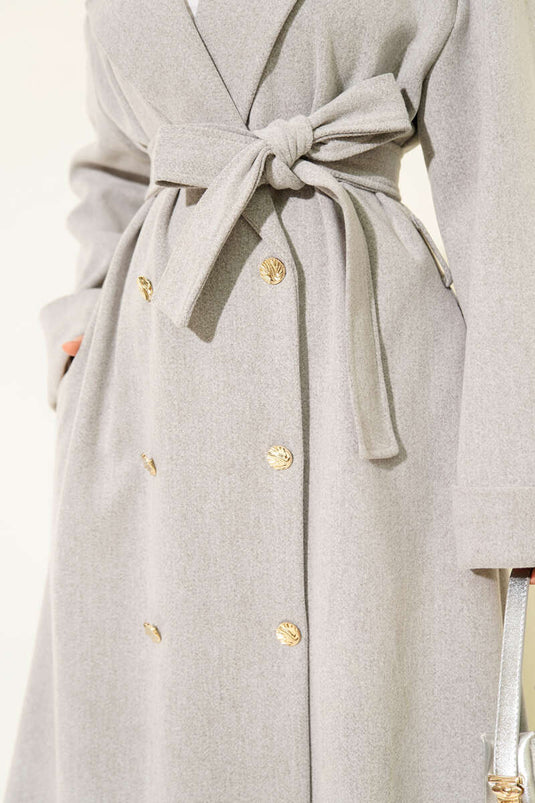 Manteau croisé en cachemire gris avec boutons dorés