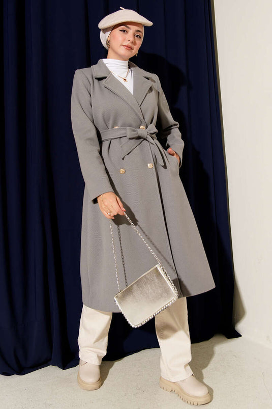Manteau en cachemire gris avec ceinture et boutons dorés