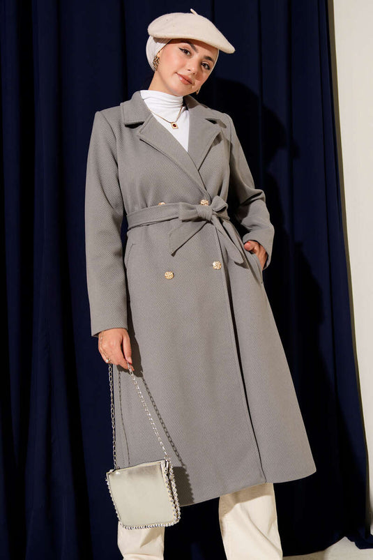 Manteau en cachemire gris avec ceinture et boutons dorés