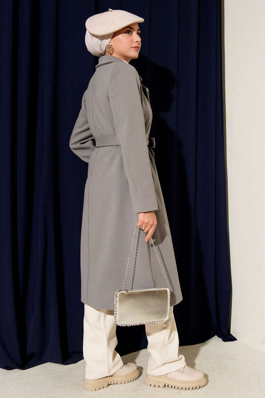 Manteau en cachemire gris avec ceinture et boutons dorés