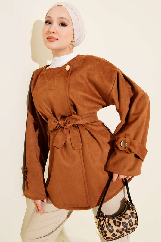 جاكيت من جلد الغزال بحزام وأزرار ذهبية اللون