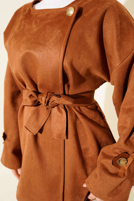 جاكيت من جلد الغزال بحزام وأزرار ذهبية اللون