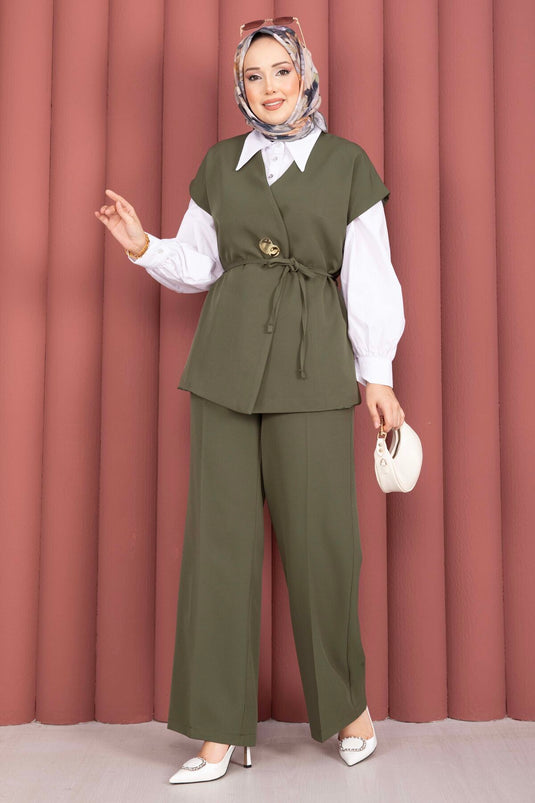 Ensemble pantalon et gilet kaki ceinturé à boutons dorés