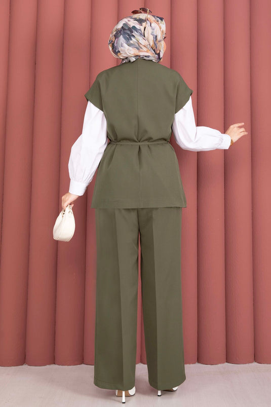 Ensemble pantalon et gilet kaki ceinturé à boutons dorés
