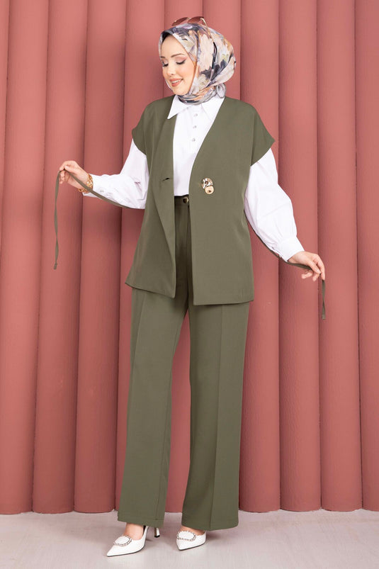 Ensemble pantalon et gilet kaki ceinturé à boutons dorés