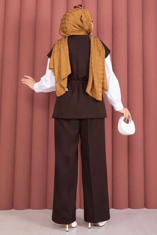 Completo pantalone e gilet con cintura e bottoni dorati, colore caffè