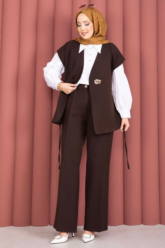 Completo pantalone e gilet con cintura e bottoni dorati, colore caffè
