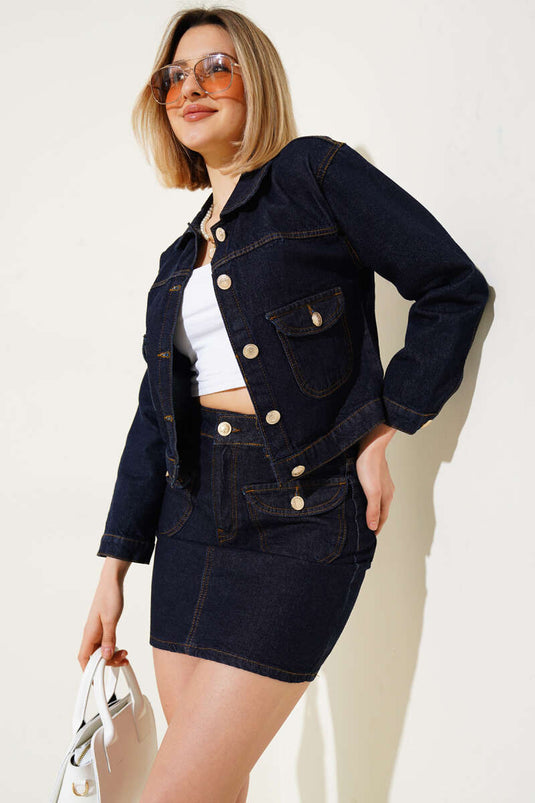 Ensemble deux pièces en jean bleu marine avec mini-jupe à boutons dorés