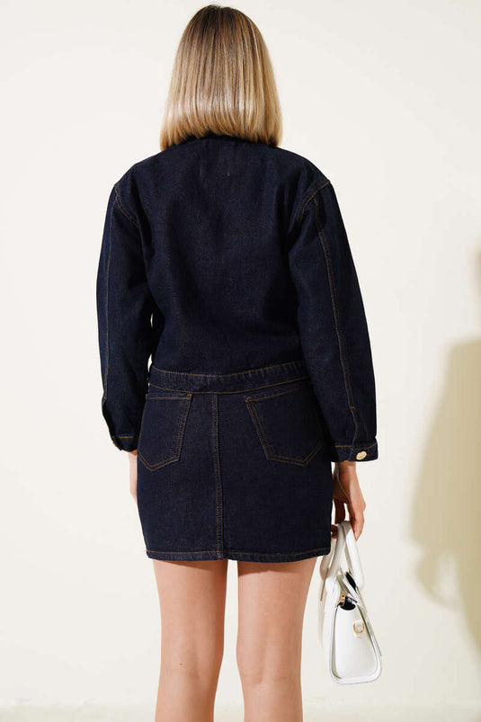 Ensemble deux pièces en jean bleu marine avec mini-jupe à boutons dorés