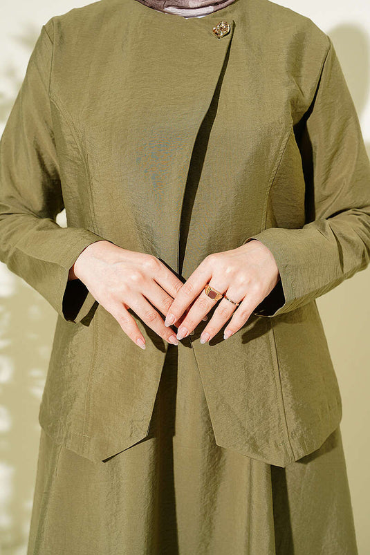 Completo con gonna parachute e bottoni oro, verde oliva