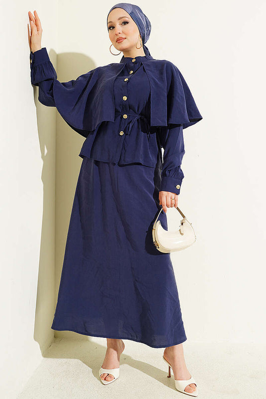 Ensemble jupe en modal avec cape et boutons dorés, bleu marine
