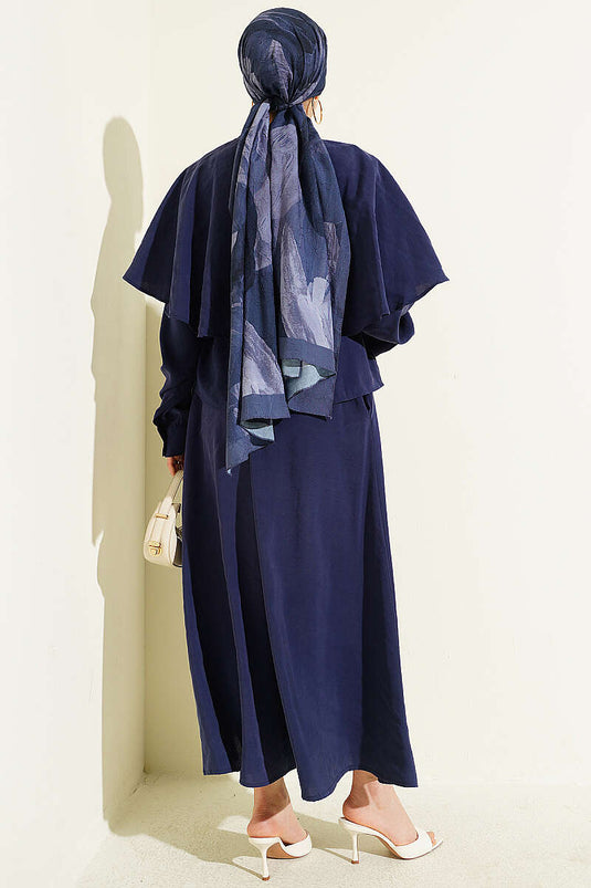 Ensemble jupe en modal avec cape et boutons dorés, bleu marine
