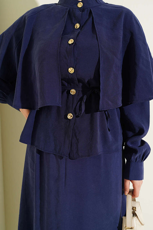 Ensemble jupe en modal avec cape et boutons dorés, bleu marine