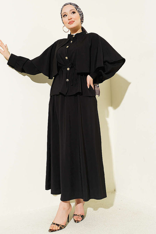 Ensemble noir en modal avec jupe et cape à boutons dorés