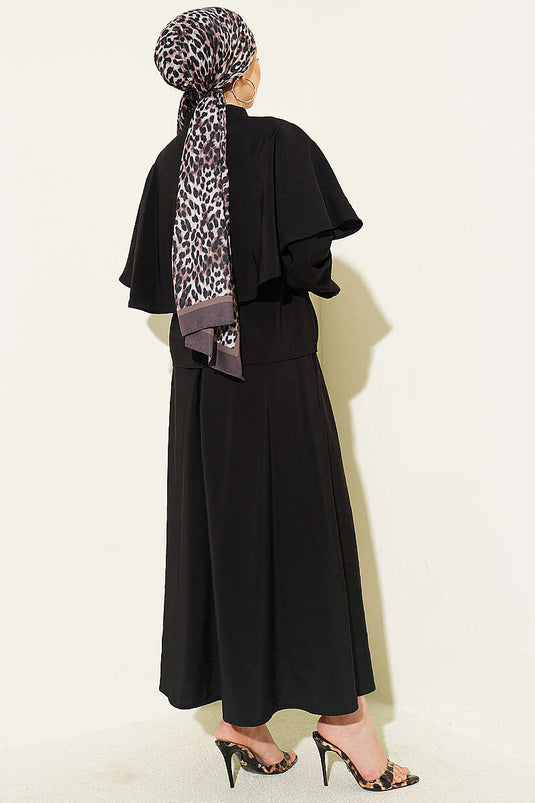 Ensemble noir en modal avec jupe et cape à boutons dorés