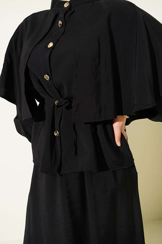 Ensemble noir en modal avec jupe et cape à boutons dorés