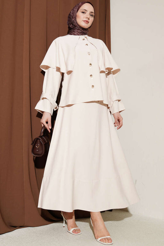 Ensemble beige avec jupe en tensel et cape à boutons dorés