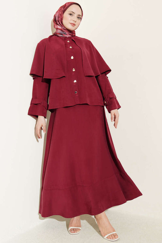Ensemble bordeaux avec jupe en tensel et cape à boutons dorés