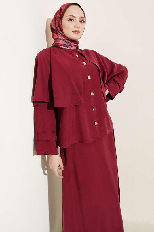 Ensemble bordeaux avec jupe en tensel et cape à boutons dorés