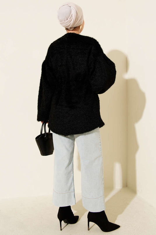 Manteau à barbe noir avec boutons dorés