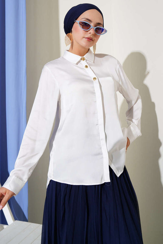 Chemise blanche en satin à boutons dorés