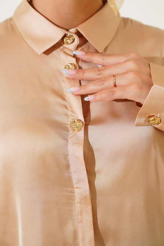 Chemise en satin à boutons dorés Camel
