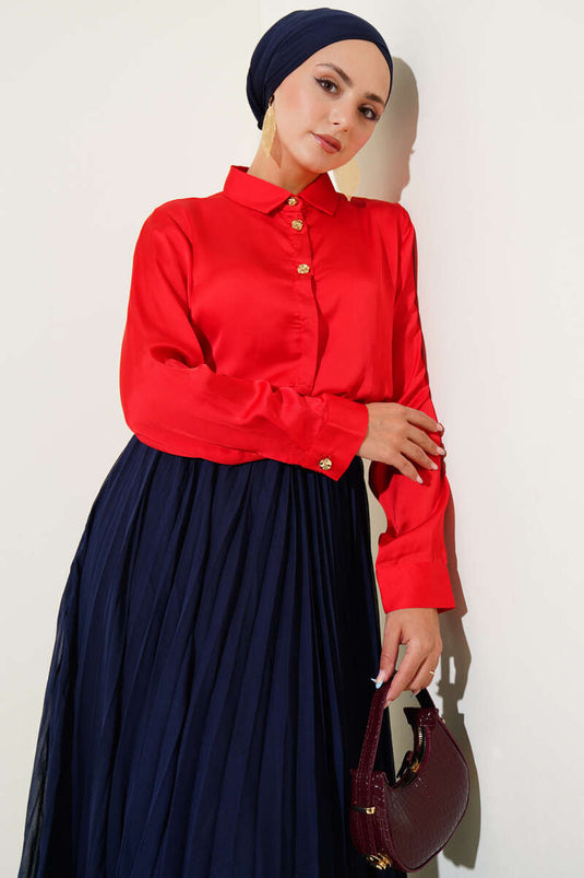 Chemise en satin à boutons dorés rouge