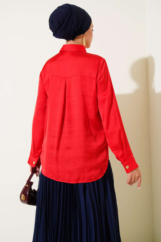 Chemise en satin à boutons dorés rouge