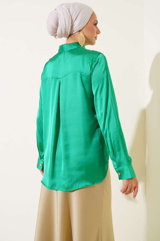 Chemise en satin à boutons dorés verte