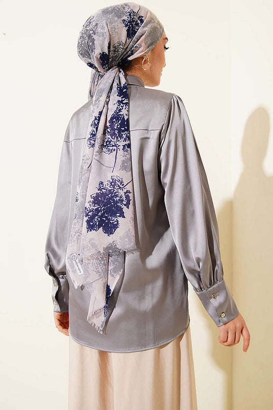 Chemisier court en satin gris avec boutons dorés