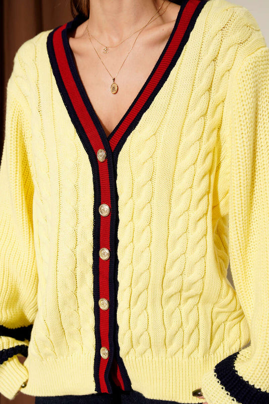 Gilet en maille à rayures jaunes avec boutons dorés