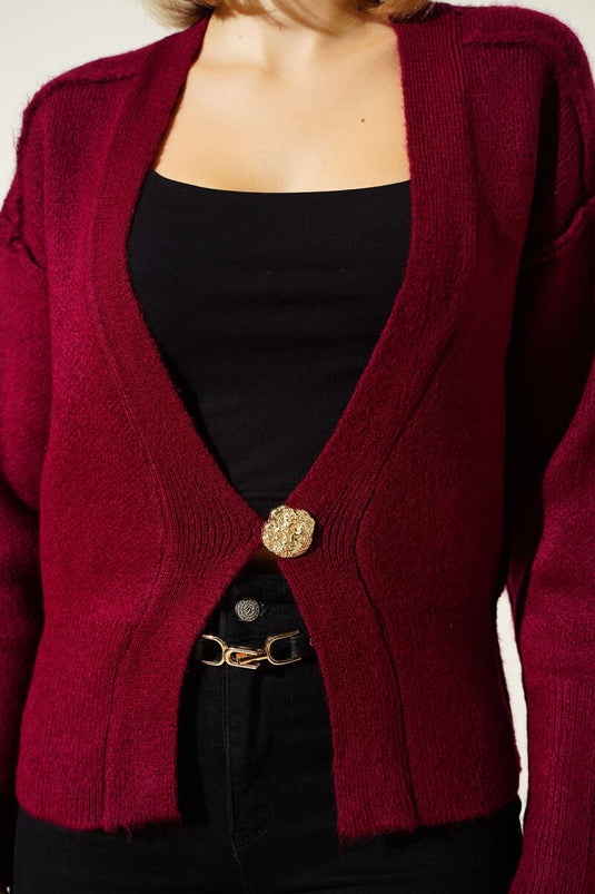 Burgunderfarbene Strickjacke mit goldenen Knöpfen und umgekehrten Ziernähten