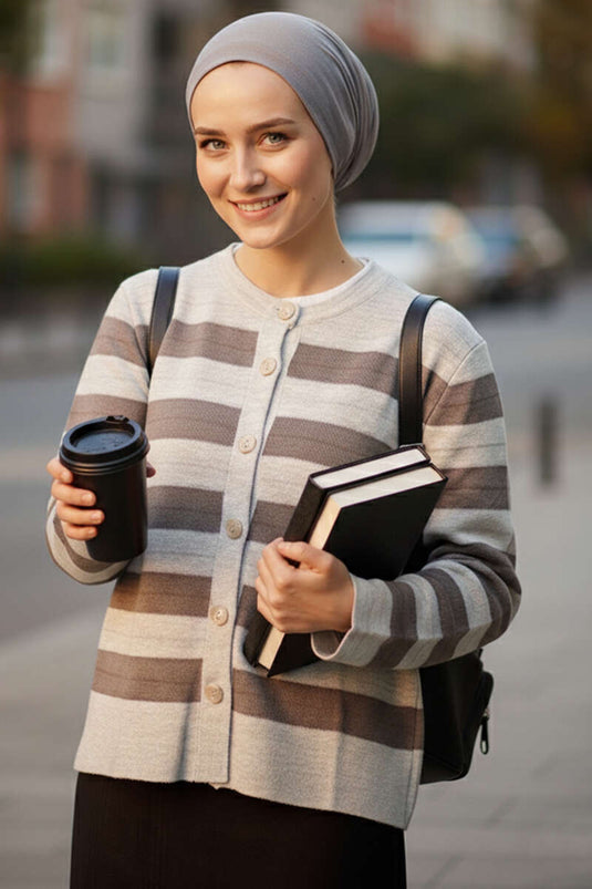 Cardigan court en maille à boutons dorés gris