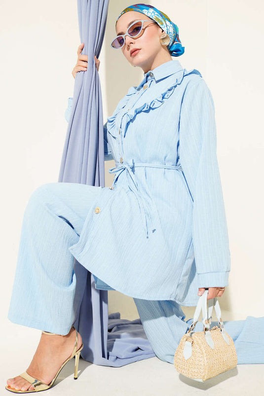 Ensemble deux pièces à volants en V et boutons dorés, bleu ciel