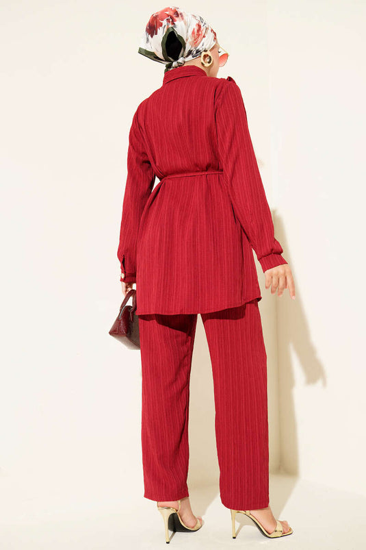 Ensemble deux pièces bordeaux à volants en V et boutons dorés