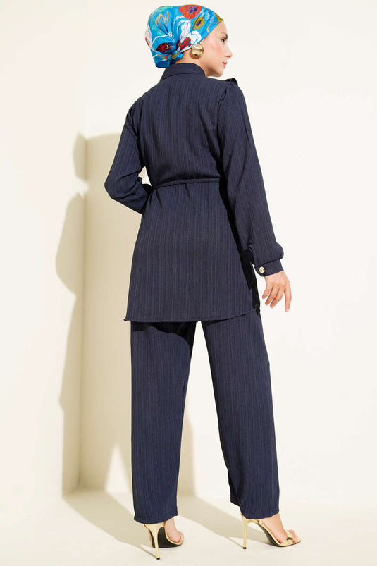 Ensemble deux pièces à volants en V et boutons dorés, bleu marine