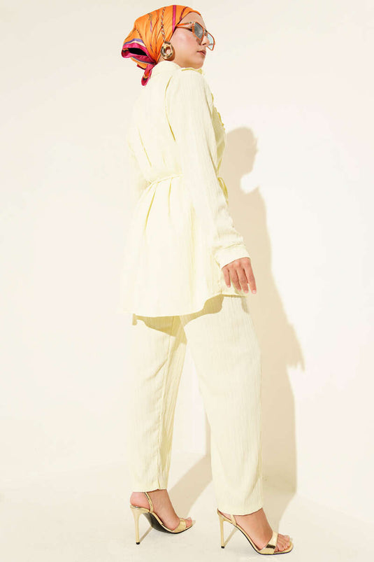 طقم من قطعتين مزين بأزرار ذهبية وكشكشة على شكل حرف V، أصفر