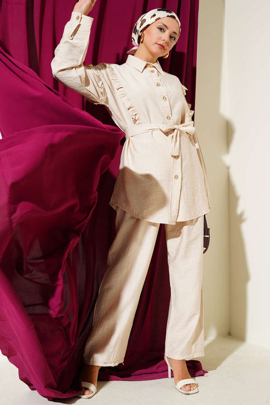 طقم من قطعتين بياقة مكشكشة وأزرار ذهبية، بيج