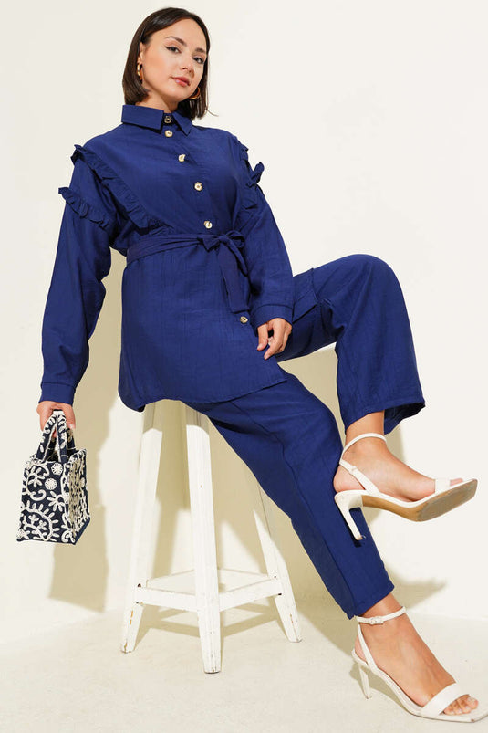 طقم من قطعتين بياقة مكشكشة وأزرار ذهبية، لون أزرق داكن