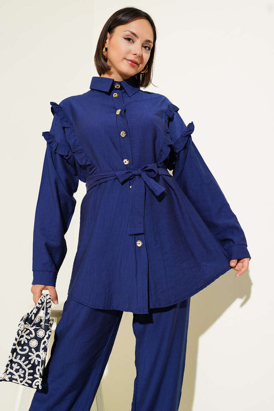 طقم من قطعتين بياقة مكشكشة وأزرار ذهبية، لون أزرق داكن