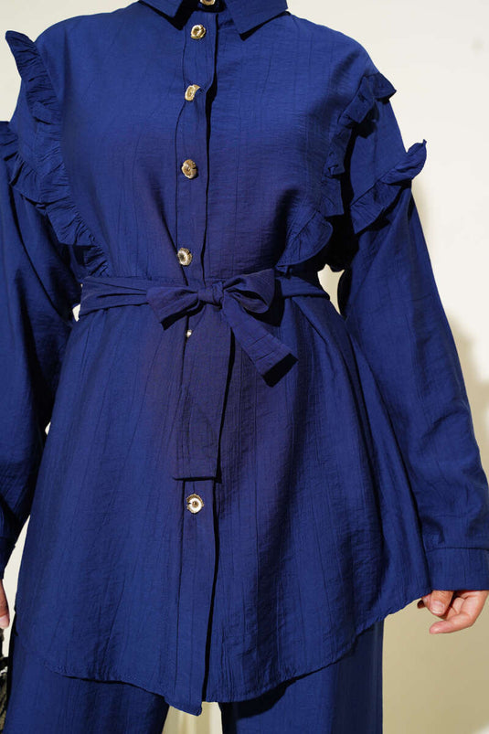 طقم من قطعتين بياقة مكشكشة وأزرار ذهبية، لون أزرق داكن