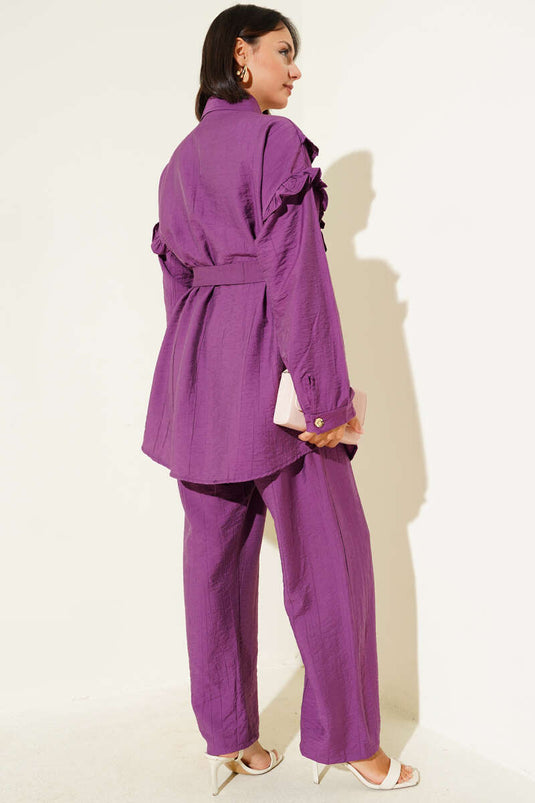 طقم من قطعتين بياقة مكشكشة وأزرار ذهبية باللون الأرجواني