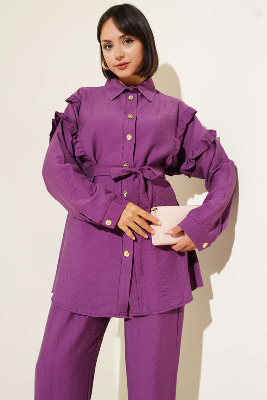 طقم من قطعتين بياقة مكشكشة وأزرار ذهبية باللون الأرجواني