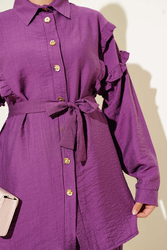 طقم من قطعتين بياقة مكشكشة وأزرار ذهبية باللون الأرجواني