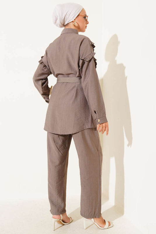 طقم من قطعتين بياقة مكشكشة وأزرار ذهبية، لون المنك