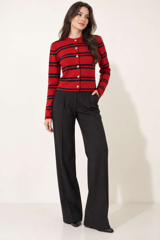 Gilet En Maille À Boutons Dorés Et Rayures Latérales En Rouge Et Marine